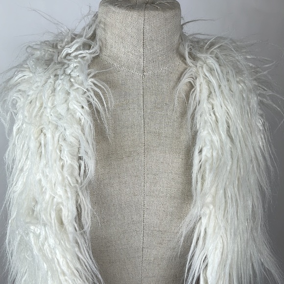 White faux fur fuzzy vest - Picture 2 of 10